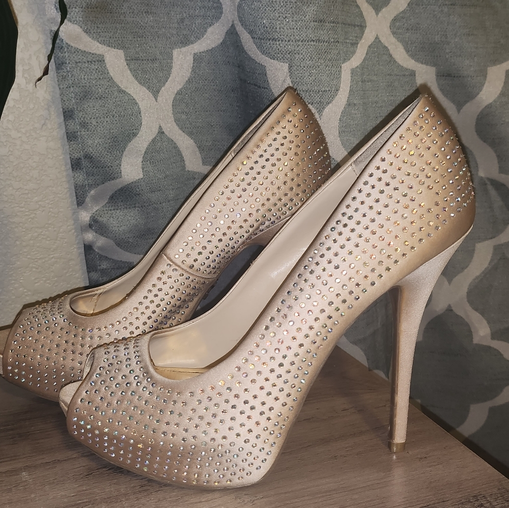 JLo Sparkling Cream Pumps Size 7.5